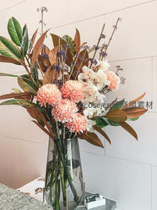 玻璃花瓶盛放粉白绣球与绿叶，清新雅致