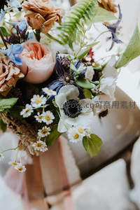 婚礼手捧花特写，浪漫花材细节尽显