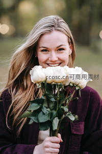 金发少女手捧白玫瑰绽放灿烂笑容