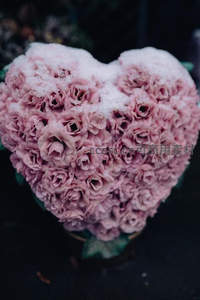 心形粉色玫瑰花束覆雪浪漫唯美