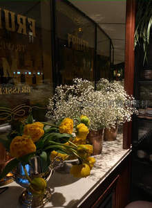 餐厅窗台上的黄郁金香与满天星