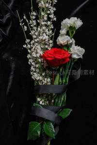 红玫瑰与白康乃馨的优雅花束