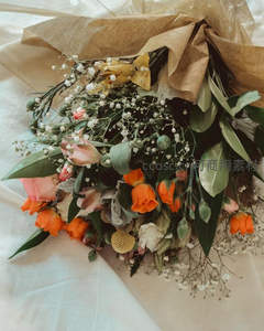 橙粉玫瑰满天星干花花束