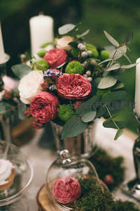 婚礼餐桌上的浪漫花艺布置