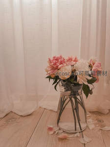 粉色牡丹花束静置于透明花瓶中