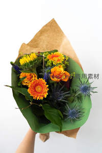 手捧橙黄混搭花束特写