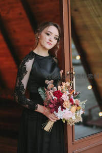 黑裙新娘倚门捧花温柔微笑