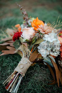 秋日干花捧花配婚戒草地
