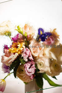 水珠玻璃后朦胧的缤纷花束