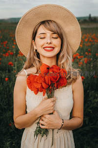 罂粟花海中的微笑：戴着草帽的幸福时刻