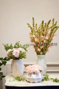 粉色花艺与几何花瓶的优雅组合