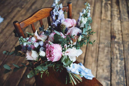 木椅上的浪漫婚礼捧花特写