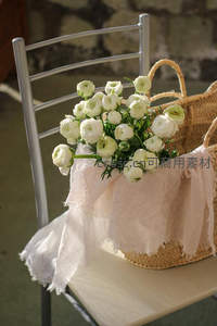 藤编篮中盛放的白色洋牡丹，温柔雅致