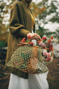 秋日手提编织包，满载缤纷花朵