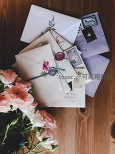 复古信封与玫瑰，书写浪漫情书