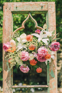 古旧木门上悬挂的繁花花环