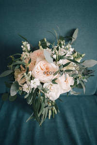 柔美粉色玫瑰与尤加利叶的浪漫花束