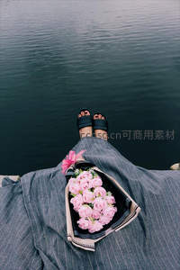 湖畔裙摆上的粉色玫瑰花束与悠闲时光