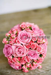 粉色玫瑰花球置于木质桌面的浪漫