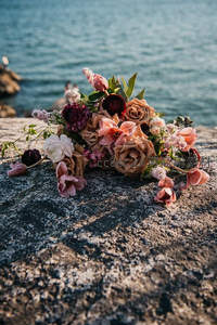 海边岩石上色彩斑斓的野花花束