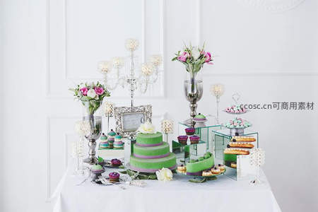 精致甜品台配鲜花装饰尽显奢华