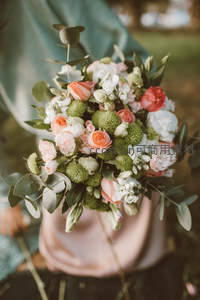 新娘手捧的浪漫玫瑰与尤加利叶花束