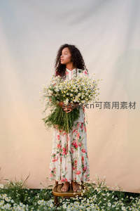 怀抱雏菊的田园少女