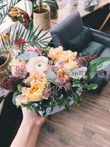 手捧花束置于现代客厅角落