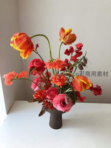 红橙郁金香与玫瑰插花艺术