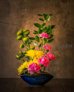 蓝釉花器中的缤纷春日花艺