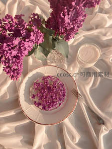 紫丁香与甜点静物