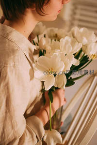 女子怀抱白色郁金香侧影温柔