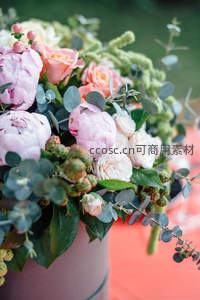 粉色牡丹与尤加利叶的柔美花束