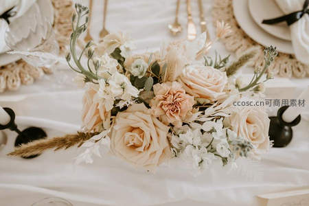 餐桌中央奶油色花艺布置