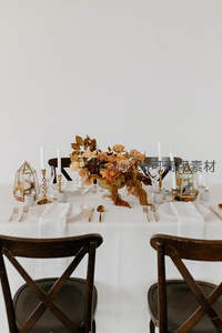 对称餐桌布置，秋色花艺与几何烛台