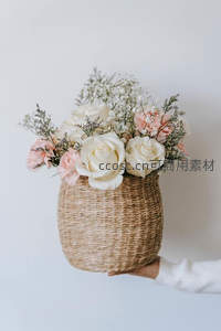藤编篮盛放白粉玫瑰与满天星，手提温馨