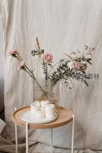 干花与蜡烛静置圆几，米色布景温柔治愈