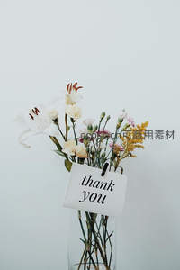 白色花束配感谢卡清新雅致
