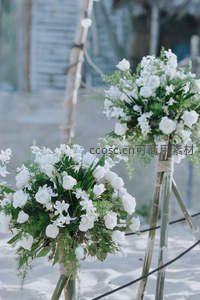 沙滩婚礼现场白色花艺布置