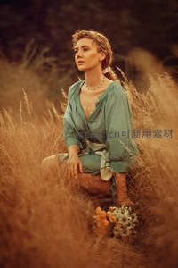 金秋草丛中女子静坐沉思