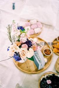 野餐布上的花束与甜点，温馨惬意