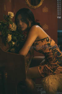 复古光影下的沉思女子与玫瑰