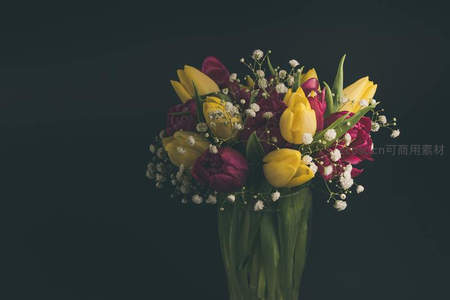 紫黄郁金香与满天星的优雅花束