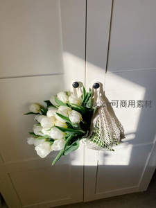 阳光洒落的白色郁金香花束