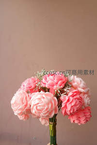 手捧粉色纸艺牡丹花束