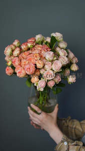 双手捧粉色玫瑰花束，温柔浪漫，尽显爱意