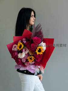 红衣女子侧身持艳丽花束