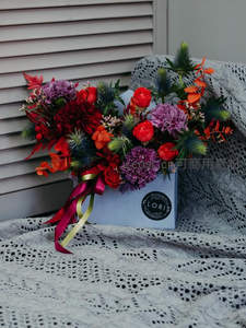 多彩花束置于灰色针织毯上