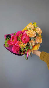 手捧粉橙玫瑰花束，色彩绚丽温馨
