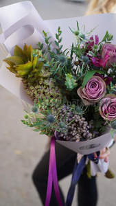 紫玫瑰与刺芹的精致花束